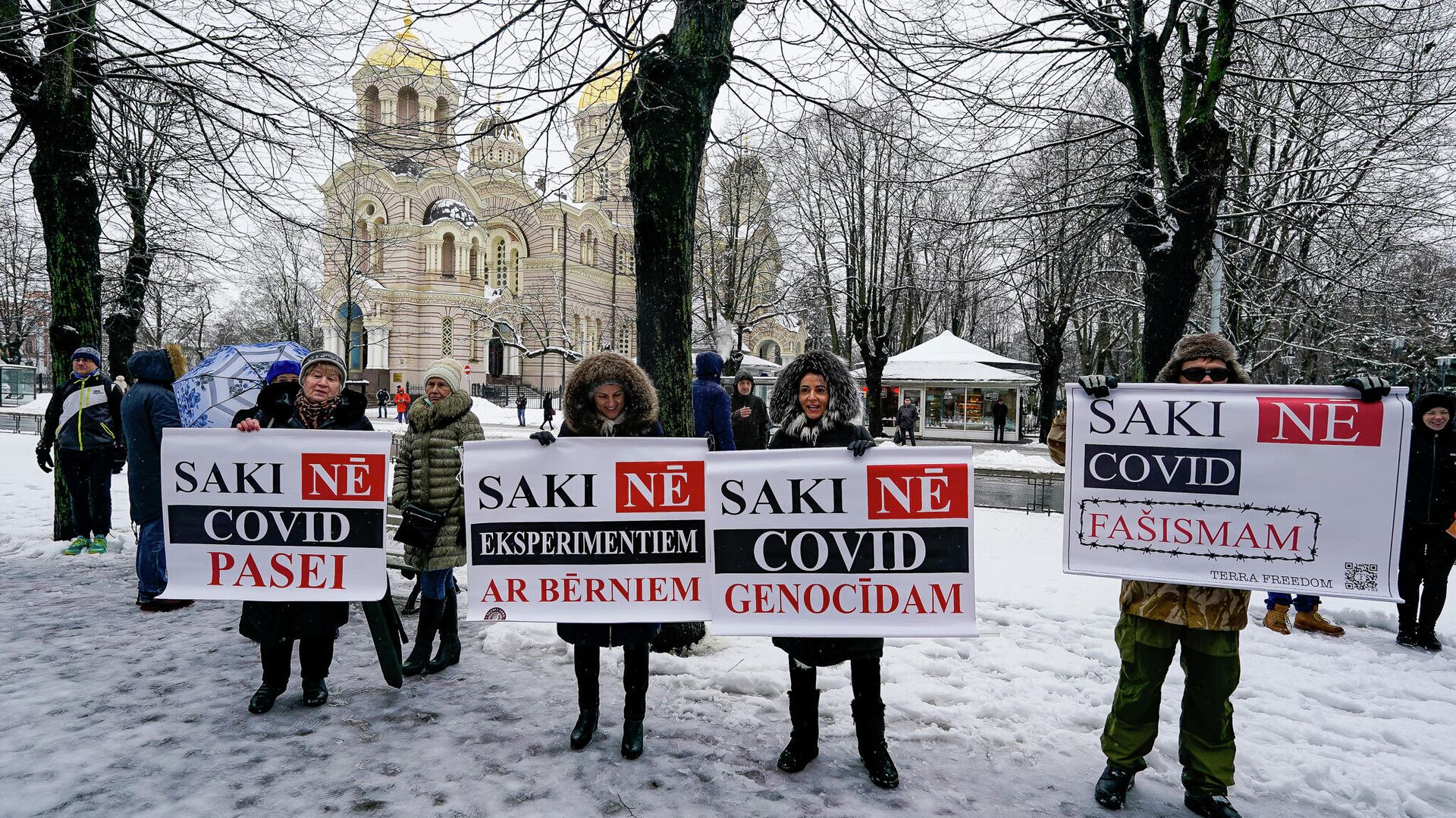 Акция протеста против антиковидных ограничений у здания кабинета министров в Риге  - Sputnik Латвия, 1920, 20.04.2022
