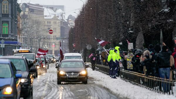 Акция протеста против антиковидных ограничений у здания кабинета министров в Риге - Sputnik Латвия