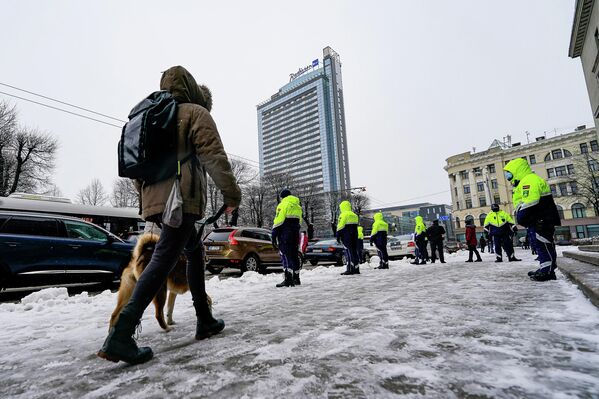 Сотрудники полиции следят за порядком на акции протеста против антиковидных ограничений в Риге. - Sputnik Латвия