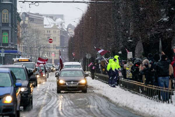 Garāmbraucošās mašīnas izrādīja atbalstu protestētājiem. Garāmbraucošās mašīnas izrādīja atbalstu protestētājiem. - Sputnik Latvija