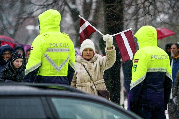 Policijas darbinieki vēro protesta akcijas dalībniekus Rīgā. - Sputnik Latvija