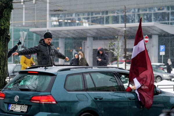 Protesta dalībnieki ieradās akcijā ar Latvijas karogiem. - Sputnik Latvija