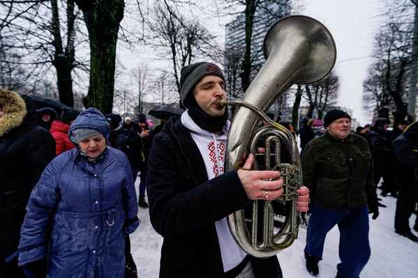 Cilvēki protestē pret Covid-19 ierobežojumiem pie Ministru kabineta ēkas. - Sputnik Latvija