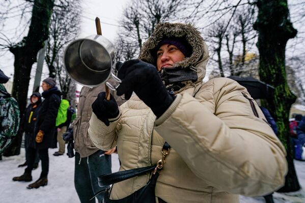 Daļai protesta dalībnieku līdzi bija pannas, karotes un skārda krūzes, un viņi palaikam taisīja troksni. - Sputnik Latvija