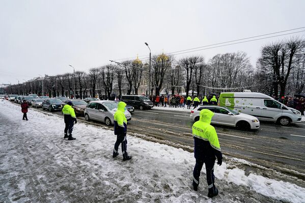 Kārtības sargi vēro protesta akcijas dalībniekus Rīgā. - Sputnik Latvija