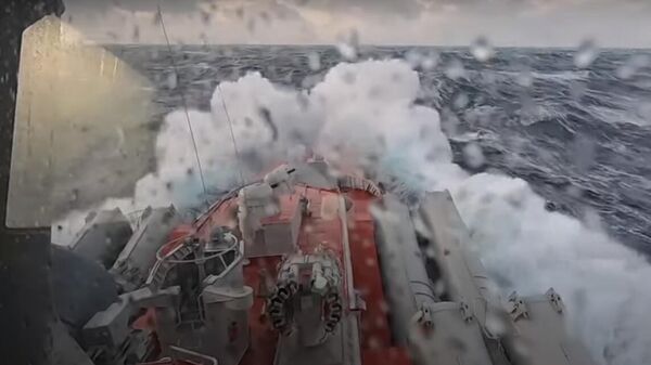 Появилось видео учений боевых кораблей Северного флота в Атлантике - Sputnik Latvija