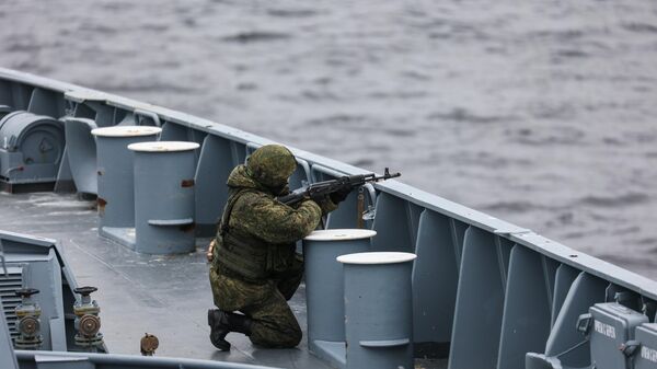 Военнослужащий Северного флота РФ на борту фрегата Адмирал Касатонов - Sputnik Латвия