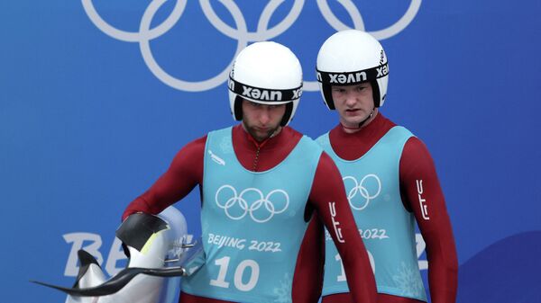 Латвийские саночники Мартиньш Ботс и Робертс Плуме на Олимпиаде в Пекине - Sputnik Латвия