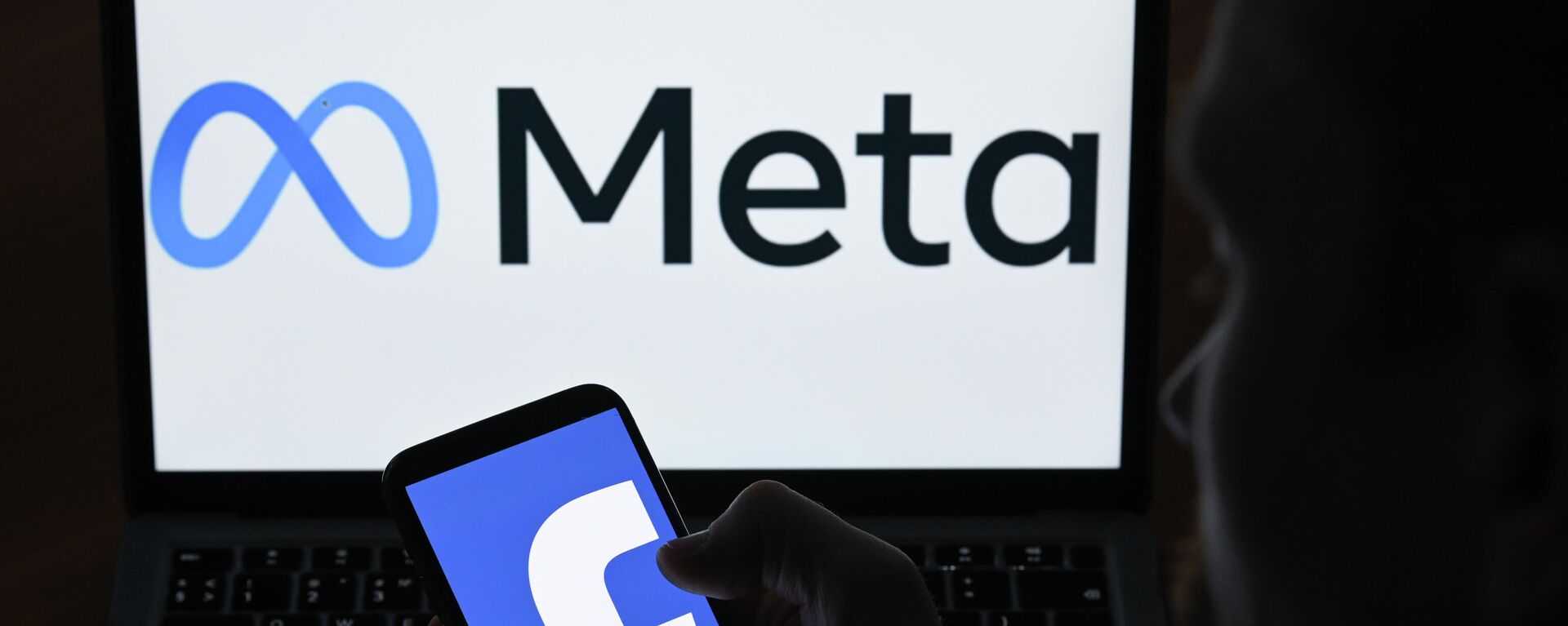 Логотипы компании Facebook и Meta на экранах смартфона и монитора - Sputnik Латвия, 1920, 21.03.2022