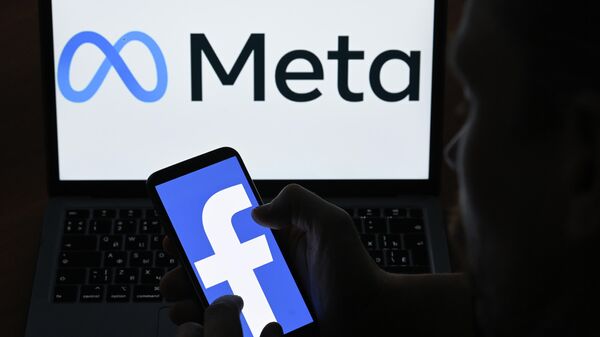 Логотипы компании Facebook и Meta на экранах смартфона и монитора - Sputnik Латвия