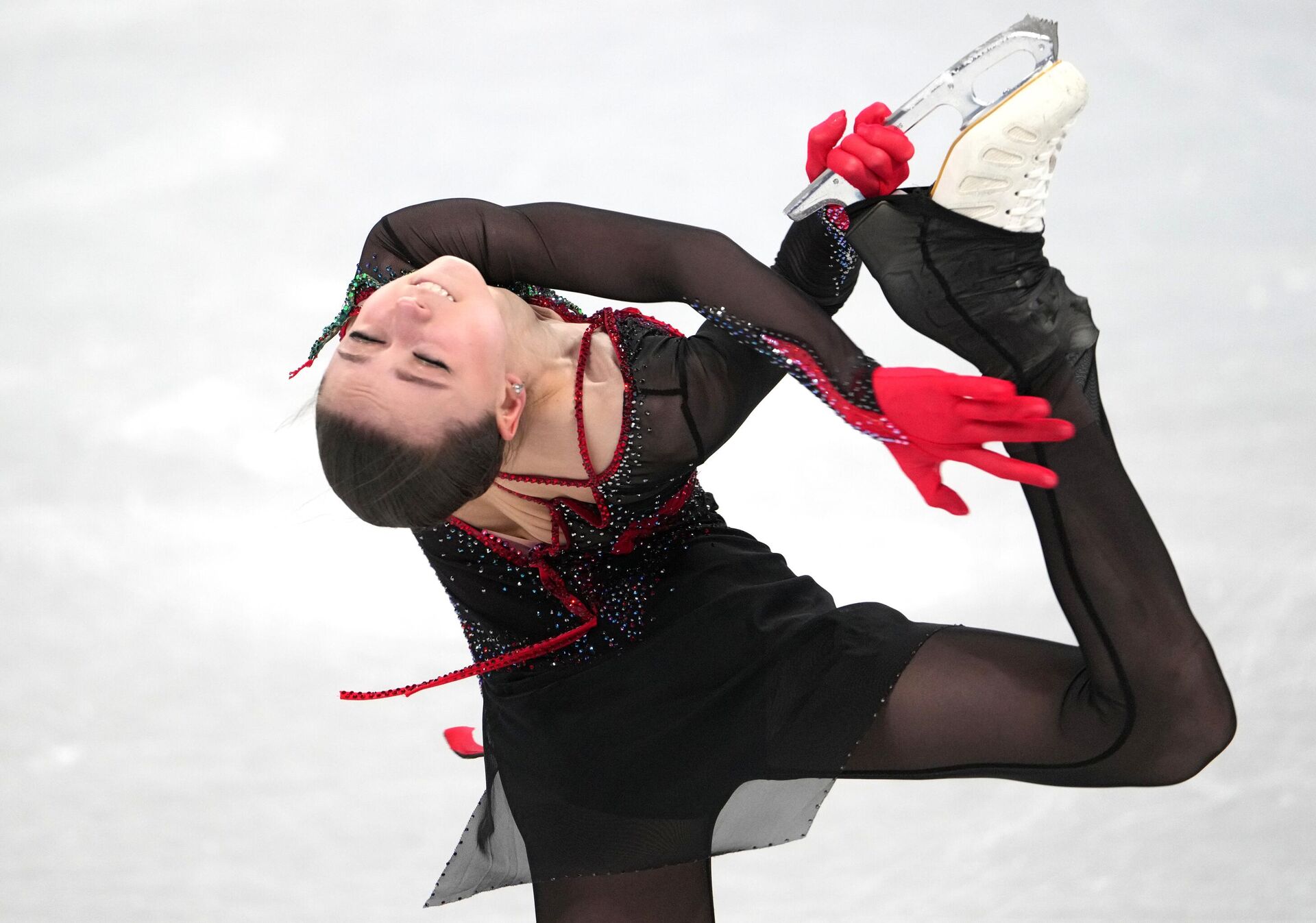 Российская фигуристка Камила Валиева выступает в командных соревнованиях на Играх в Пекине - Sputnik Латвия, 1920, 12.02.2022
