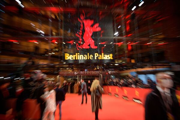 Гости съезжаются на торжественную церемонию открытия 72-го Берлинского кинофестиваля и показ фильма &quot;Питер фон Кант&quot; в Берлине 10 февраля 2022 года. - Sputnik Латвия