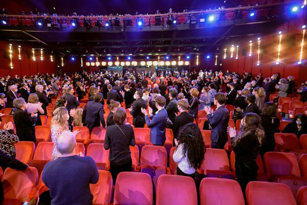 Открылся Берлинале 2022 мировой премьерой фильма Франсуа Озона &quot;Петер фон Кант&quot; - первого из 18 фильмов, претендующих в этом году на главную награду фестиваля. - Sputnik Латвия
