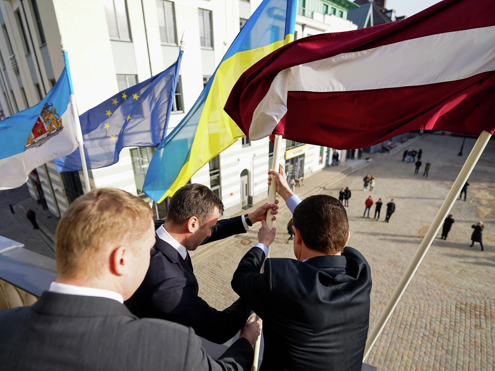Латвия против россии. Флаг Латвии и Украины. Россия Финляндия политика. Флаг Латвии и России.