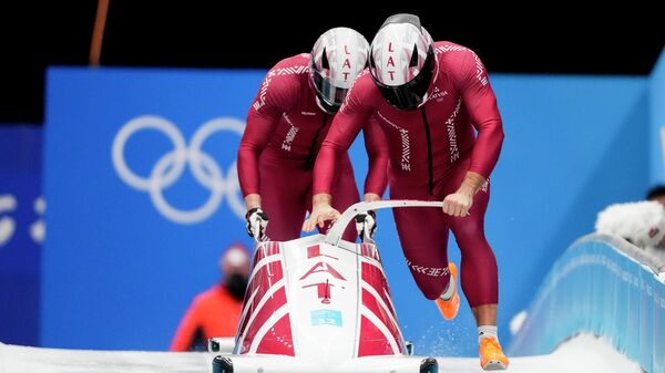 Экипаж Оскарса Киберманиса с разгоняющим Матисом Микнисом занимает девятое место после двух попыток в двойках на Олимпиаде - Sputnik Латвия