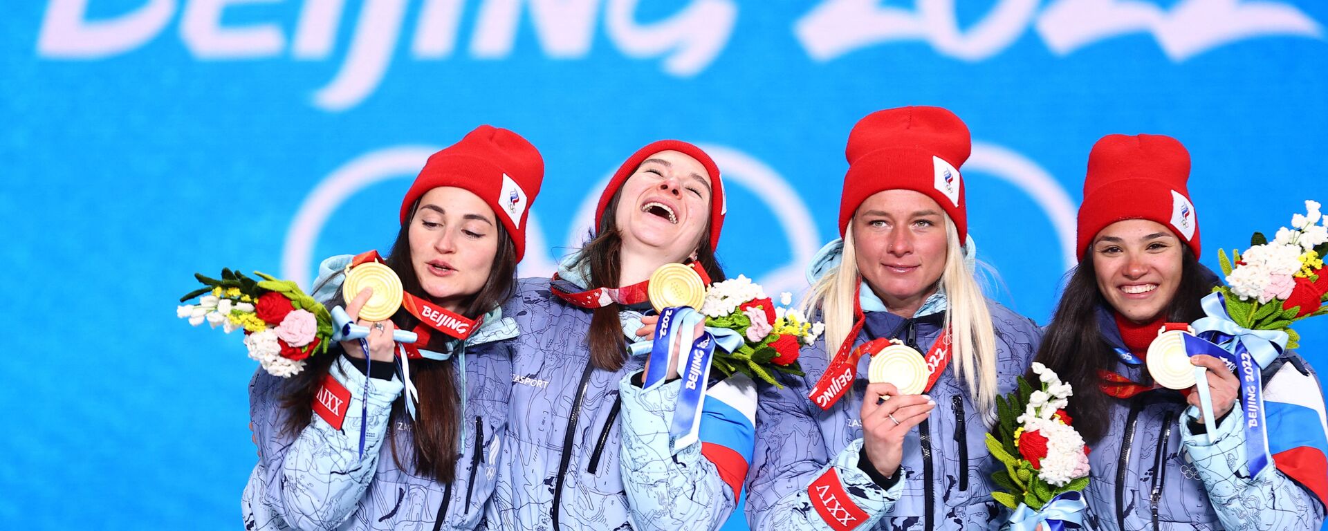 Российские спортсменки, завоевавшие золотые медали в эстафетной лыжной гонке 4 х 5 км среди женщин на XXIV зимних Олимпийских играх в Пекине - Sputnik Латвия, 1920, 09.03.2022