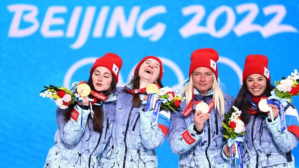  Российские спортсменки, завоевавшие золотые медали в эстафетной лыжной гонке 4 х 5 км среди женщин на XXIV зимних Олимпийских играх в Пекине - Sputnik Латвия