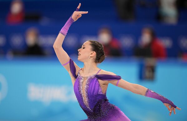 Российская спортсменка Камила Валиева выступает с короткой программой в женском одиночном катании командных соревнований по фигурному катанию на XXIV зимних Олимпийских играх в Пекине - Sputnik Латвия