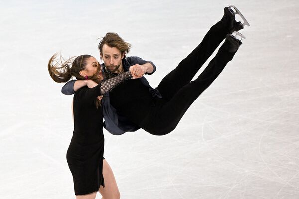 Кейтлин Хавайек и Жан-Люк Бейкер из США во время выступления по ритм-танцу на льду. - Sputnik Латвия