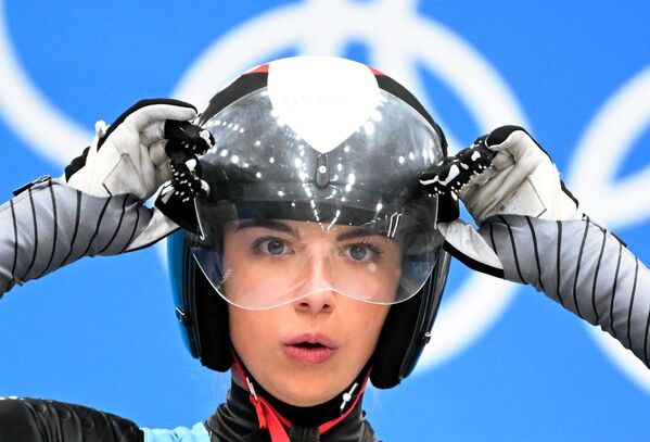 Ханна Прок (Австрия) на старте третьего заезда соревнований по санному спорту среди женщин на одноместных санях XXIV зимних Олимпийских игр в Пекине - Sputnik Латвия