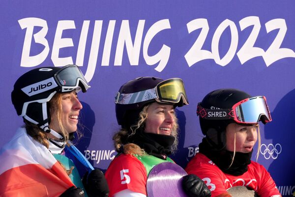 Призеры соревнований по сноуборду в дисциплине сноуборд-кросс среди женщин на XXIV зимних Олимпийских играх в Пекине - Sputnik Латвия