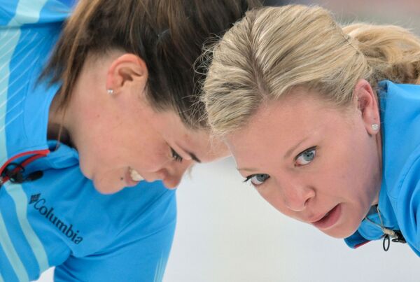 Справа налево: Нина Рот (США) и Бекка Хамильтон (США) на соревнованиях по керлингу среди женщин между сборными США и ОКР на XXIV зимних Олимпийских играх - 2022. - Sputnik Латвия