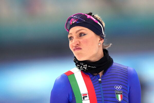 Франческа Лоллобриджида (Италия) перед забегом на дистанции 3000 метров среди женщин в соревнованиях по конькобежному спорту на XXIV зимних Олимпийских играх в Пекине - Sputnik Латвия