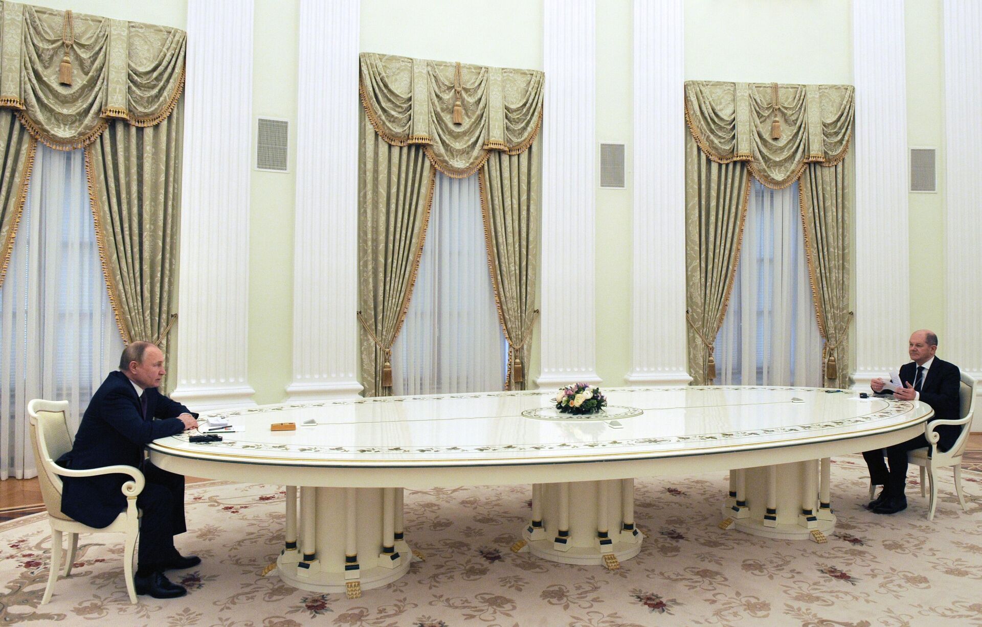 Президент РФ Владимир Путин и федеральный канцлер Германии Олаф Шольц (справа) во время встречи в Кремле, 15 февраля 2022 - Sputnik Латвия, 1920, 15.02.2022