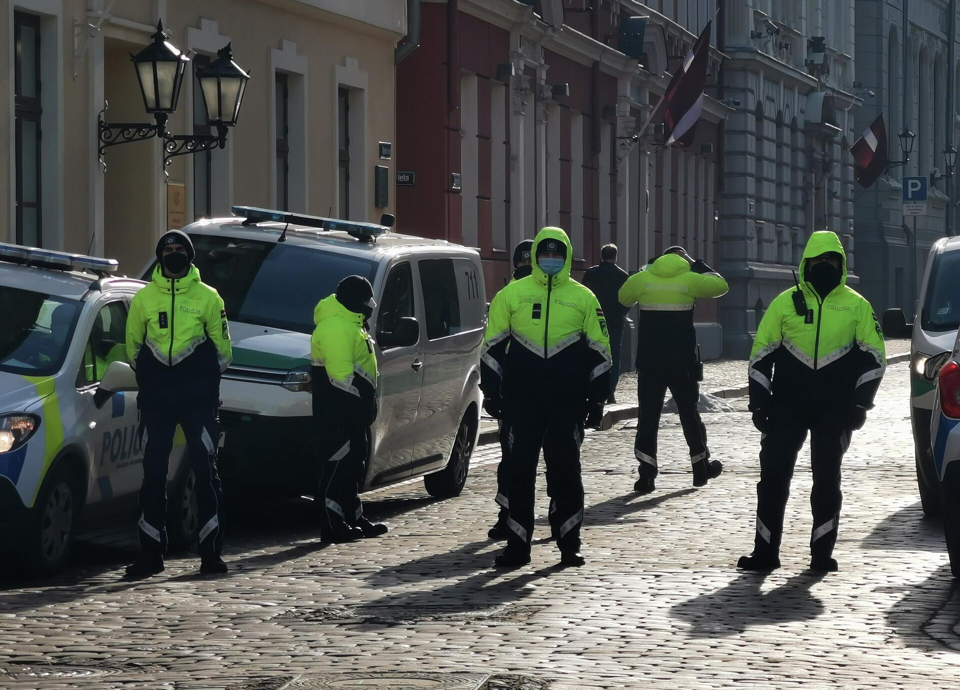 Сотрудники полиции блокировали подходы к Сейму Латвии - Sputnik Латвия, 1920, 16.02.2022