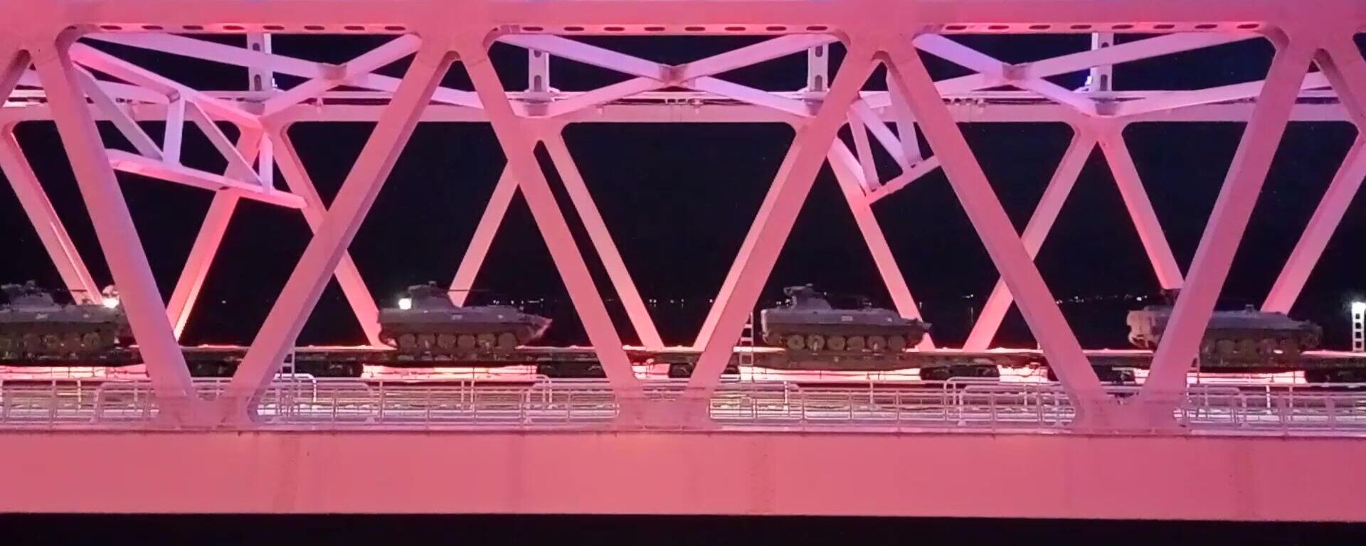 Подразделения ЮВО направляются по Крымскому мосту в пункты постоянной дислокации после учений в Крыму - Sputnik Латвия, 1920, 16.02.2022