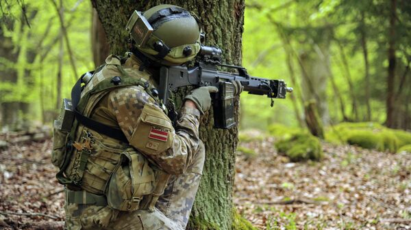 Латвийский военнослужащий на учениях на полигоне Хоэнфельс, Германия, 23 апреля 2015 года - Sputnik Латвия
