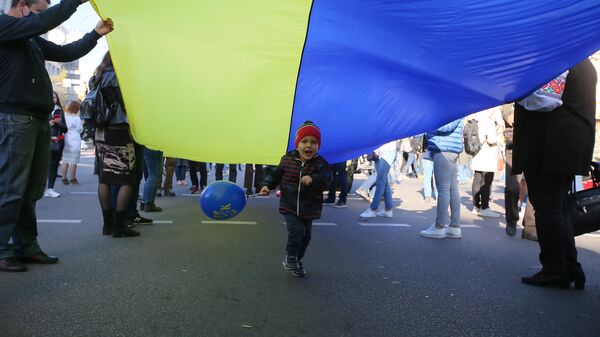 Люди с украинским флагом во время марша националистов - Sputnik Латвия