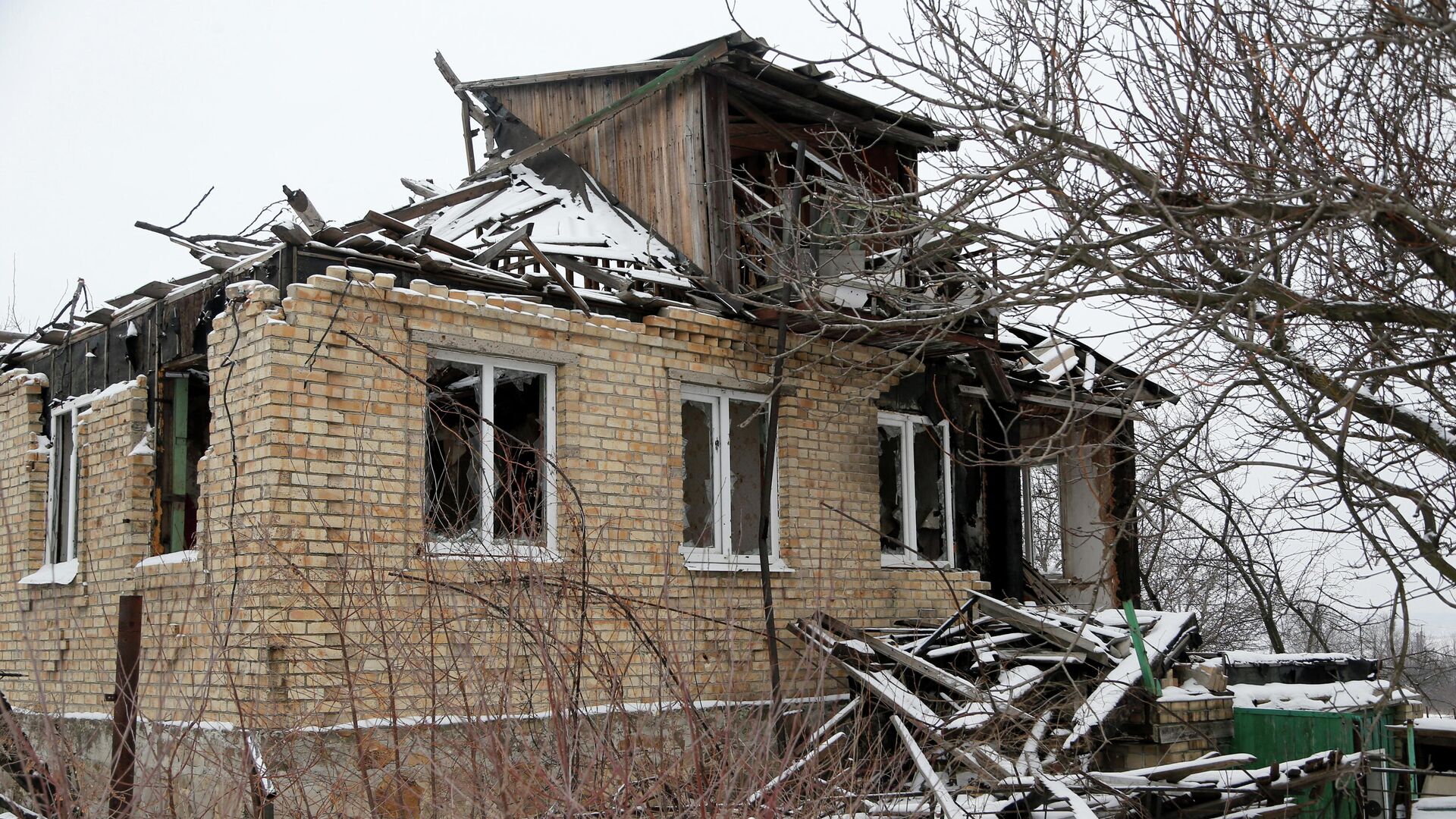 Вид на разрушенный дом в поселке Зайцево, который находится на линии соприкосновения, ДНР, 28 января 2022 года  - Sputnik Латвия, 1920, 18.02.2022