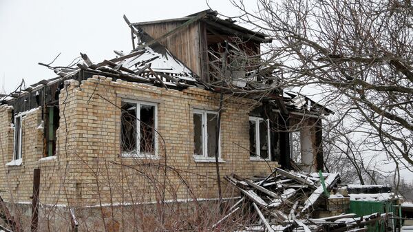 Вид на разрушенный дом в поселке Зайцево, который находится на линии соприкосновения, ДНР, 28 января 2022 года  - Sputnik Латвия