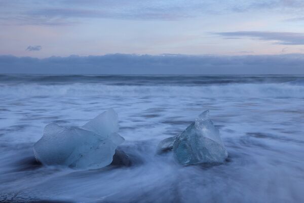 Туристы со всего мира съезжаются в Исландию, чтобы увидеть сказочную ледяную лагуну своими глазами. - Sputnik Латвия