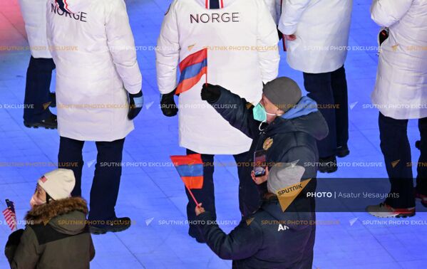 Армянский триколор на церемонии закрытия Олимпиады. - Sputnik Латвия