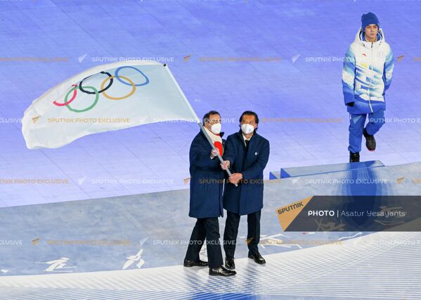 Олимпийский флаг на церемонии закрытия XXIV зимних Олимпийских игр в Пекине. - Sputnik Латвия