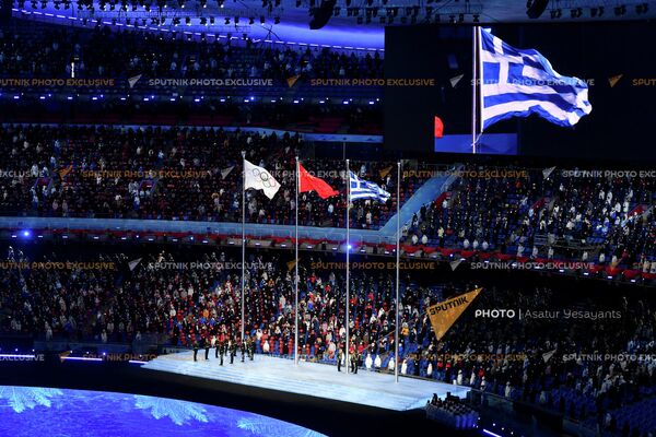 Флаги Олимпиады, Китая и Греции на официальной церемонии закрытия XXIV зимних Олимпийских игр. - Sputnik Латвия