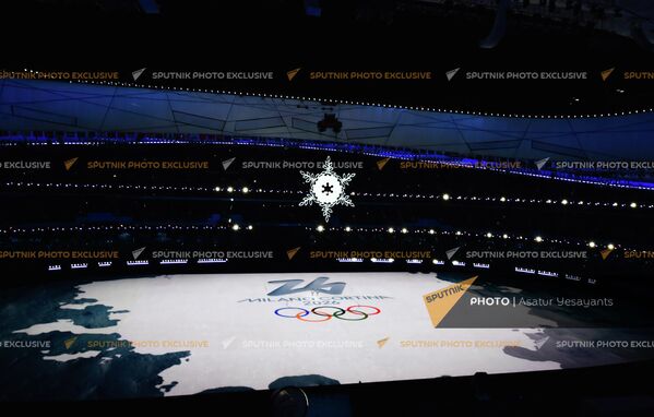 Надпись &quot;Милан-2026&quot; на льду олимпийской арены.  - Sputnik Латвия