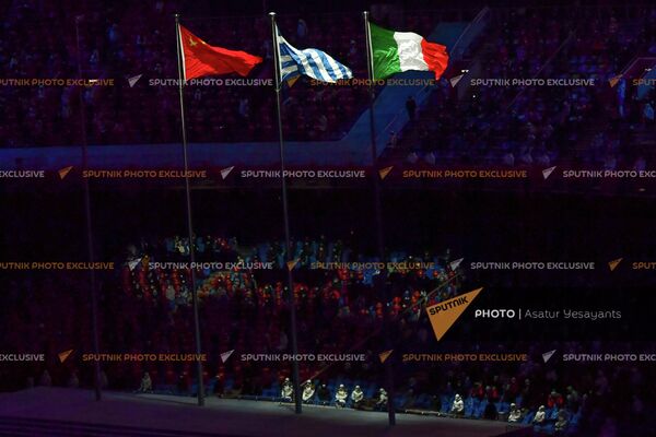 Флаги Китая, Греции и Италии - хозяйки Олимпийских игр 2026 года.  - Sputnik Латвия