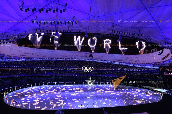 Фейерверк после  официальной церемонии закрытия XXIV зимних Олимпийских игр в Пекине. - Sputnik Латвия