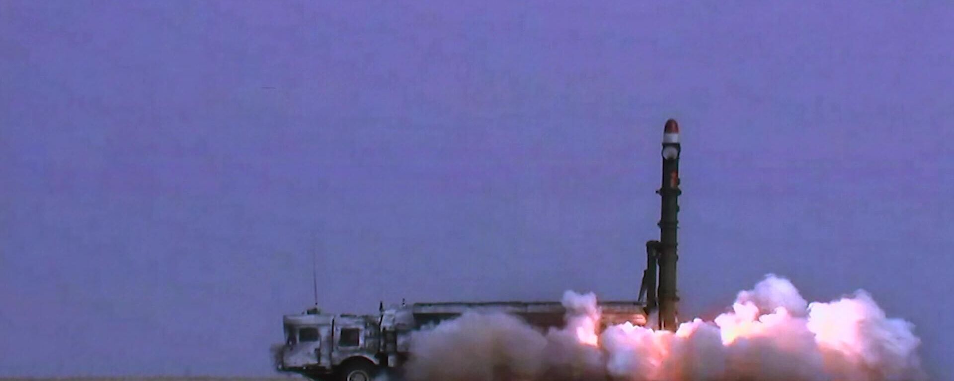 Оперативно-тактический комплекс Искандер производит запуск ракеты в рамках учений сил стратегического сдерживания Гром-2022 Минобороны РФ - Sputnik Latvija, 1920, 15.04.2022