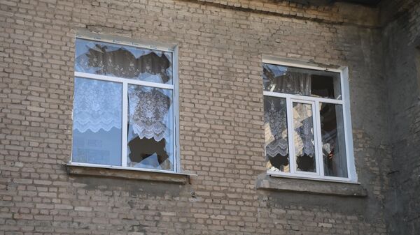 Поврежденные в результате обстрела окна в школе номер 56 в Донецке, 21 февраля 2022 - Sputnik Латвия
