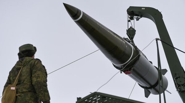 Подготовка к боевому пуску баллистической ракеты ОТРК Искандер-М - Sputnik Латвия