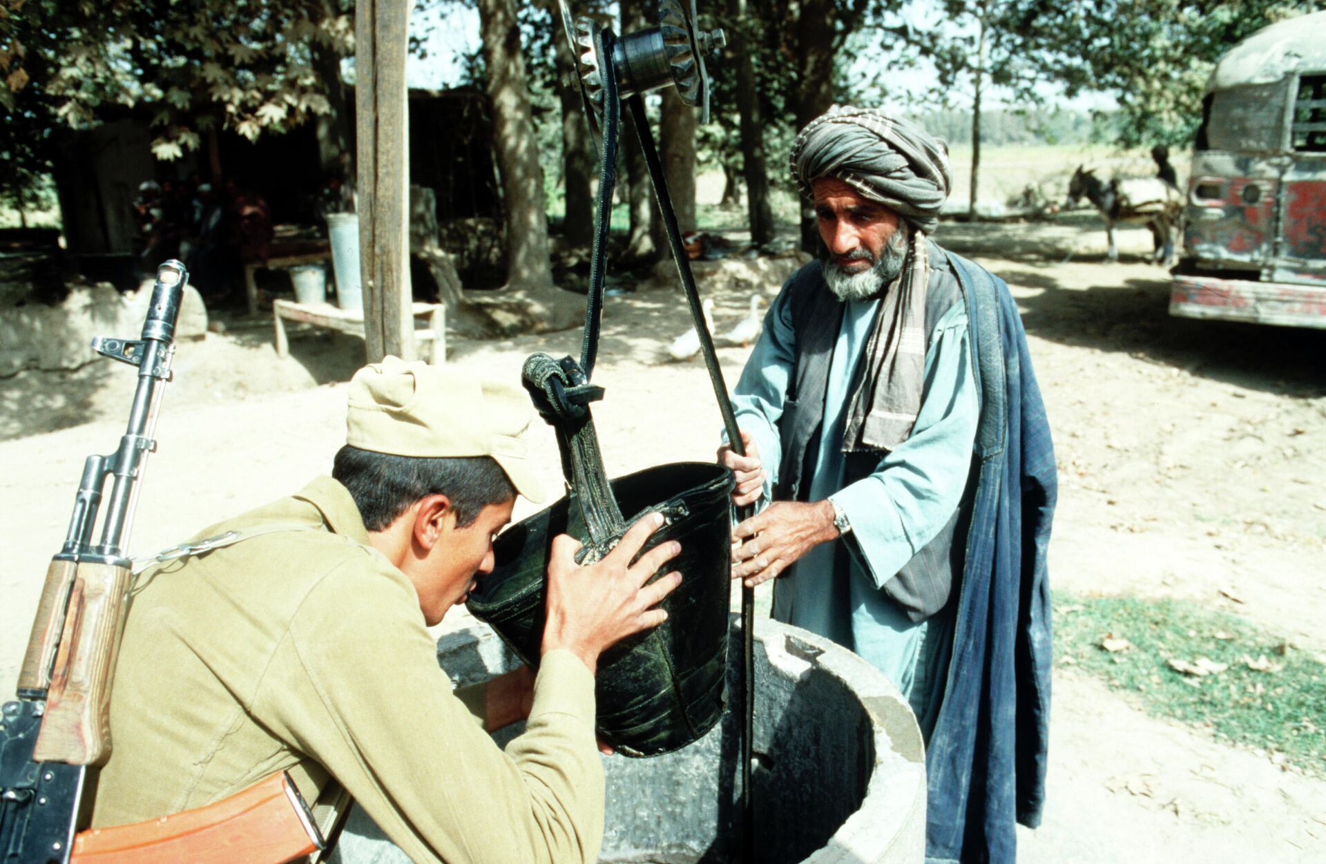 Находящийся в Афганистане советский солдат пьет воду  - Sputnik Latvija, 1920, 22.02.2022