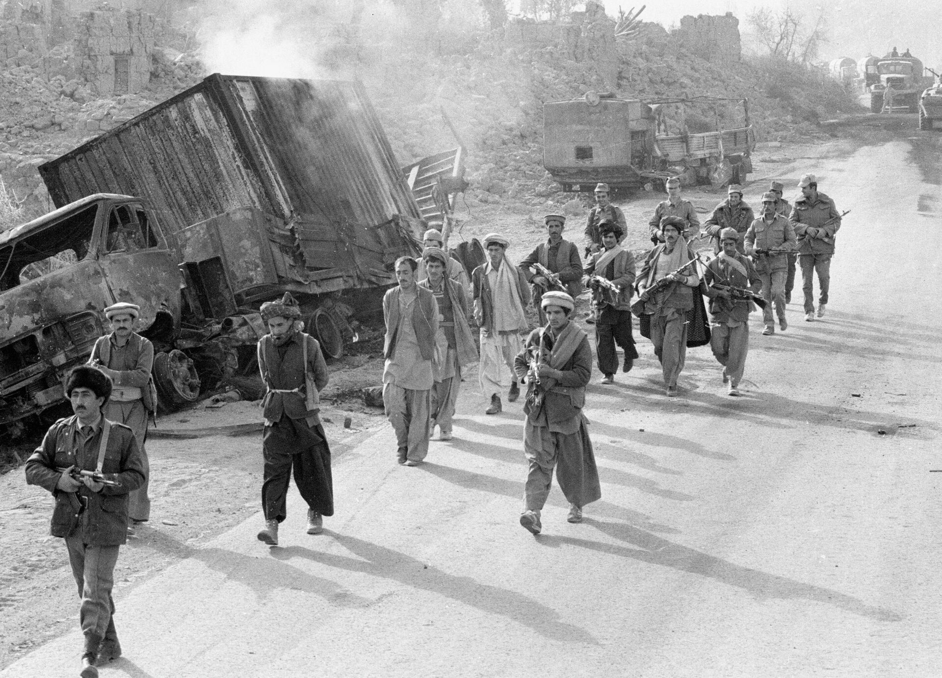 Бойцы царандоя (народной милиции Афганистана) и советские военнослужащие конвоируют захваченных в плен моджахедов  - Sputnik Latvija, 1920, 22.02.2022