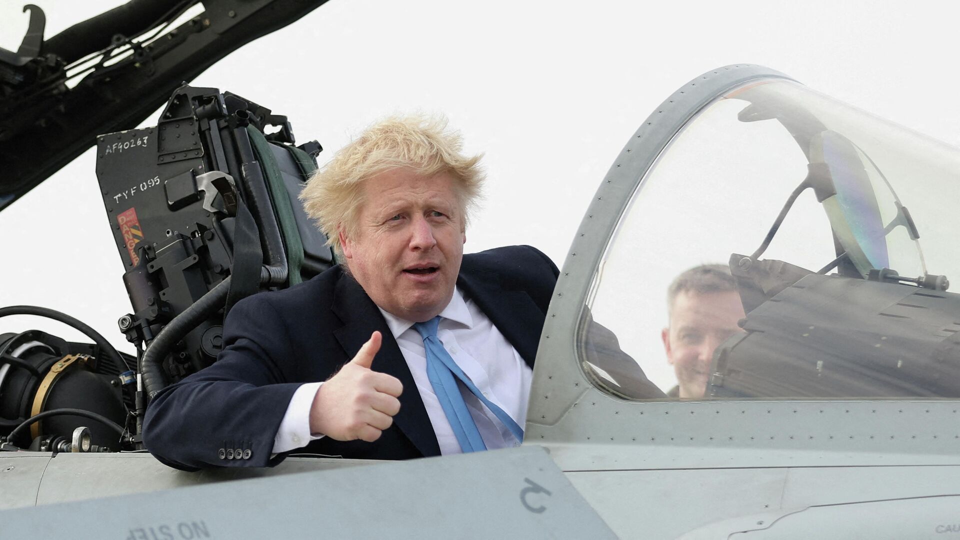 Британский премьер-министр Борис Джонсон побывал в расположении Королевских военно-воздушных сил - Sputnik Латвия, 1920, 21.02.2022