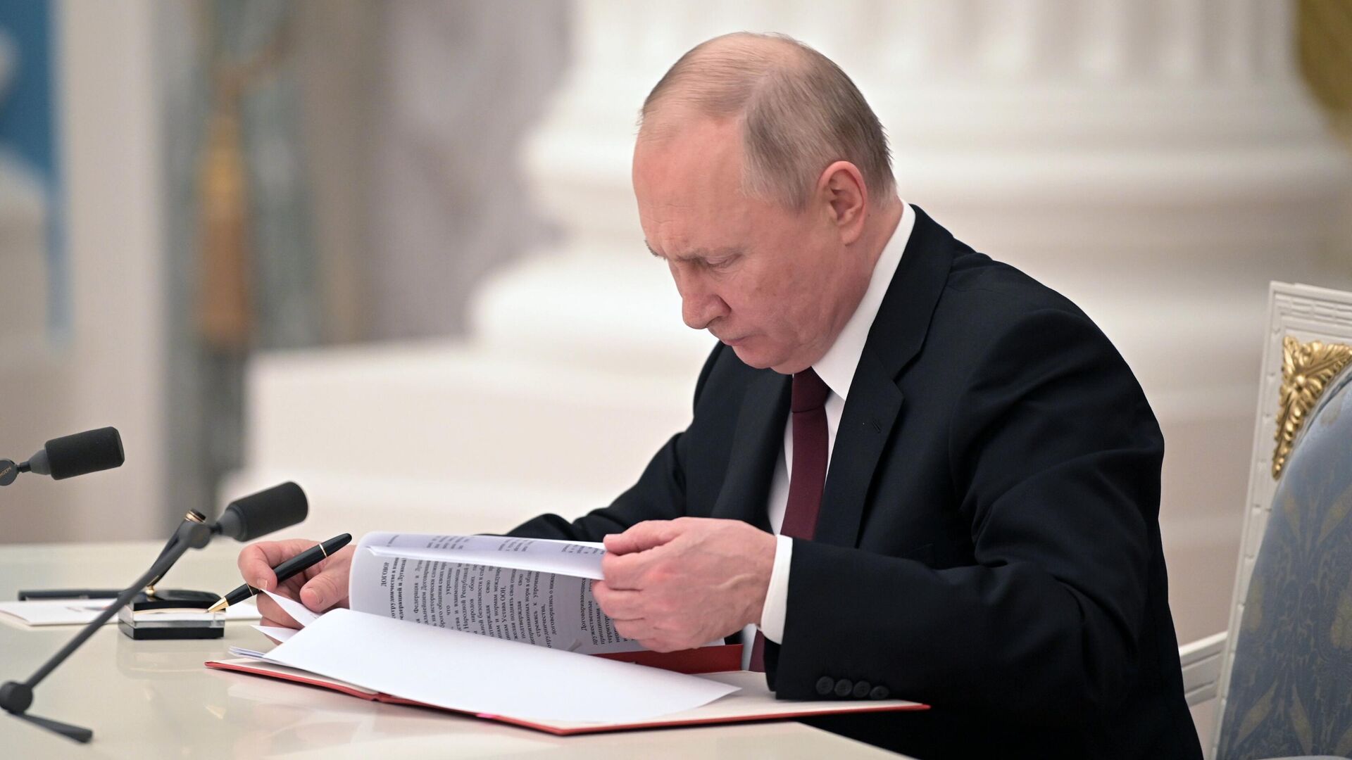 Президент РФ Владимир Путин подписал указы о признании ЛНР и ДНР, 21 февраля 2022 - Sputnik Латвия, 1920, 21.02.2022