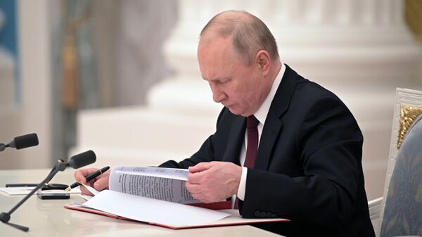 Президент РФ Владимир Путин подписал указы о признании ЛНР и ДНР, 21 февраля 2022 - Sputnik Латвия