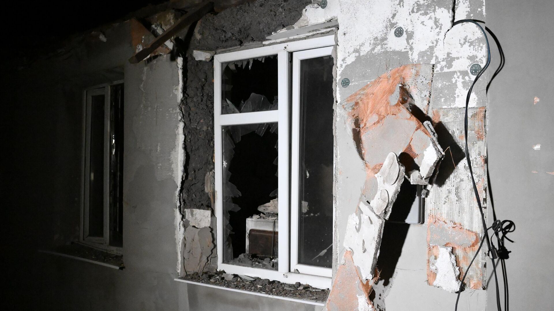 Жилой дом, разрушенный в результате вечернего обстрела в поселке Лидиевка Кировского района Донецка - Sputnik Латвия, 1920, 22.02.2022